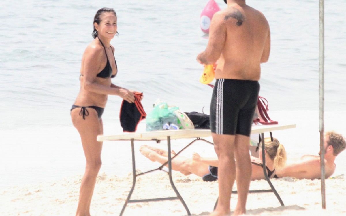 Andr&eacute;a Beltr&atilde;o curte dia de sol em praia do Rio