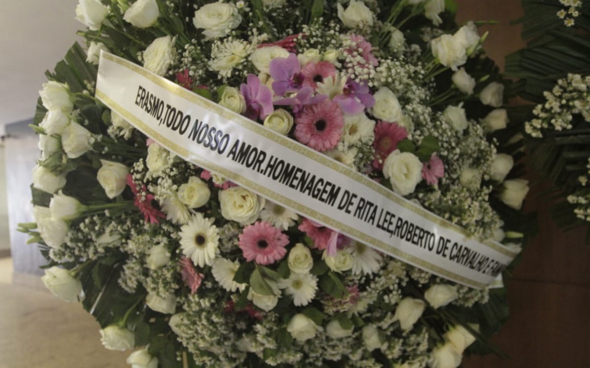 Rita Lee envia coroa de flores ao vel&oacute;rio de Erasmo Carlos