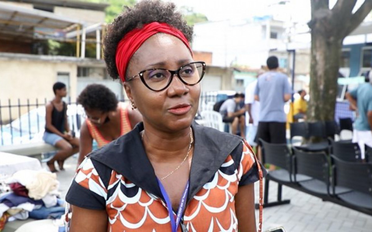 A escritora e superintendente Margareth dos Anjos Santos