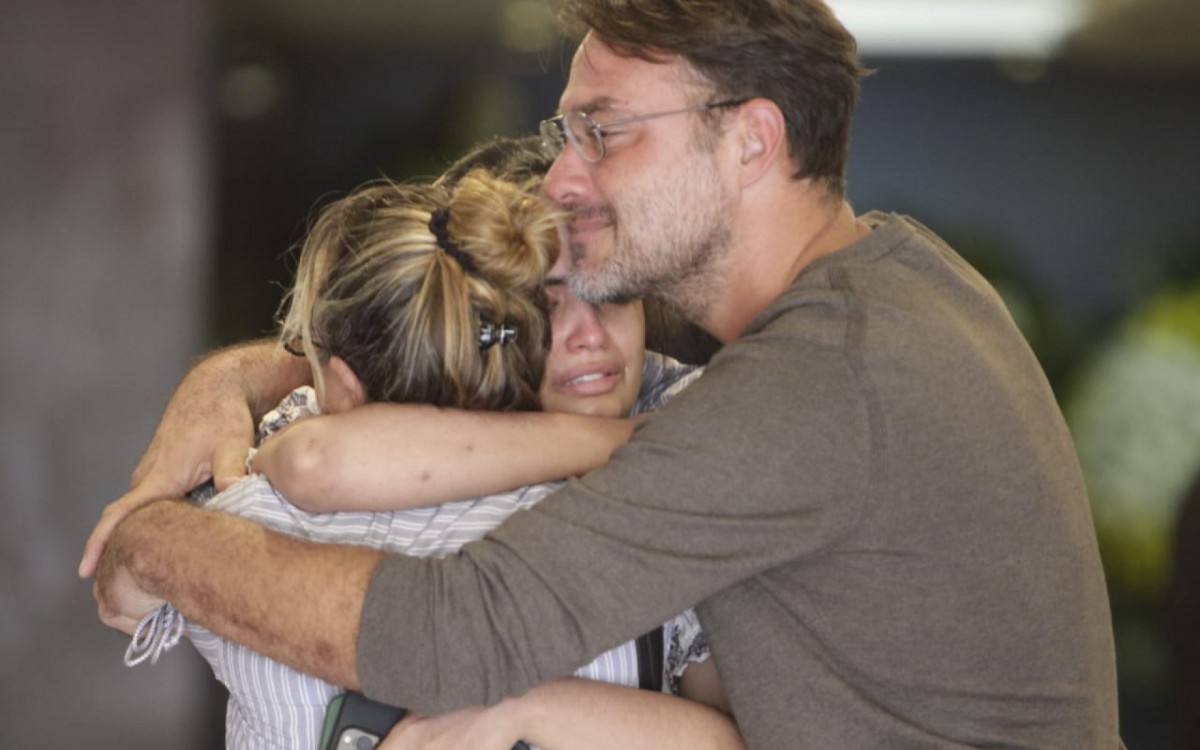 Vi&uacute;va de Erasmo, Fernanda Pessoa &eacute; consolada durante o vel&oacute;rio do cantor