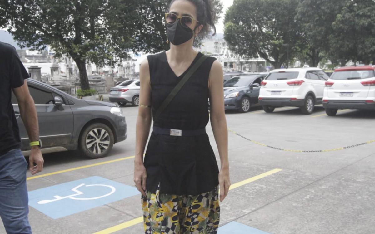 Marisa Monte comparece ao vel&oacute;rio de Erasmo Carlos 