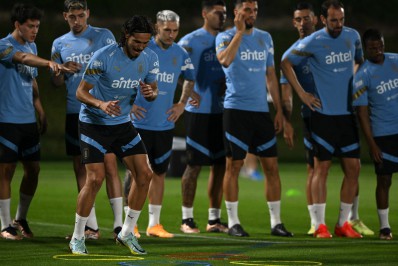 Uruguai deve estrear na Copa com Cavani no banco; Arrascaeta disputa vaga no meio