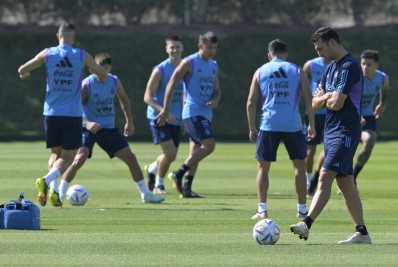 De cara fechada, Argentina volta a treinar após derrota para Arábia Saudita; veja imagens