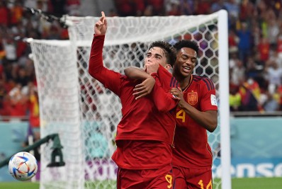 Gavi se torna o jogador mais jovem a atuar e marcar um gol pela Espanha em Copas do Mundo