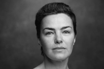 Ana Paula Arósio ressurge em ensaio fotográfico para o livro 'Singular'