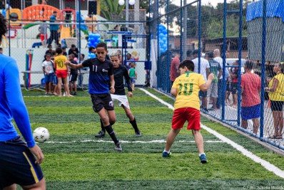 Moradores do bairro do Rasgo recebem campo de grama sintética reformado e revitalizado