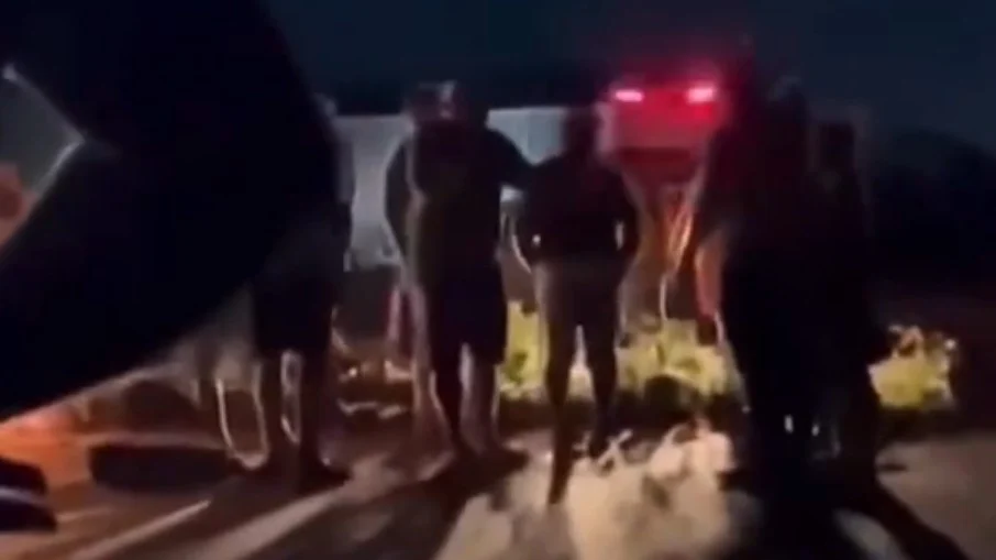 Homem é impedido de levar filho para cirurgia devido a bloqueio em estrada; Vídeo