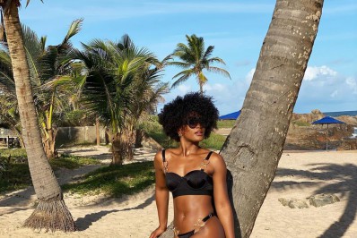 Erika Januza ostenta corpão ao curtir dia de praia em Salvador: 'Furacão'