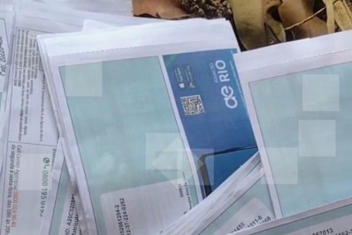 Diversas contas da Águas do Rio são encontradas no meio de um matagal em Itaipuaçu