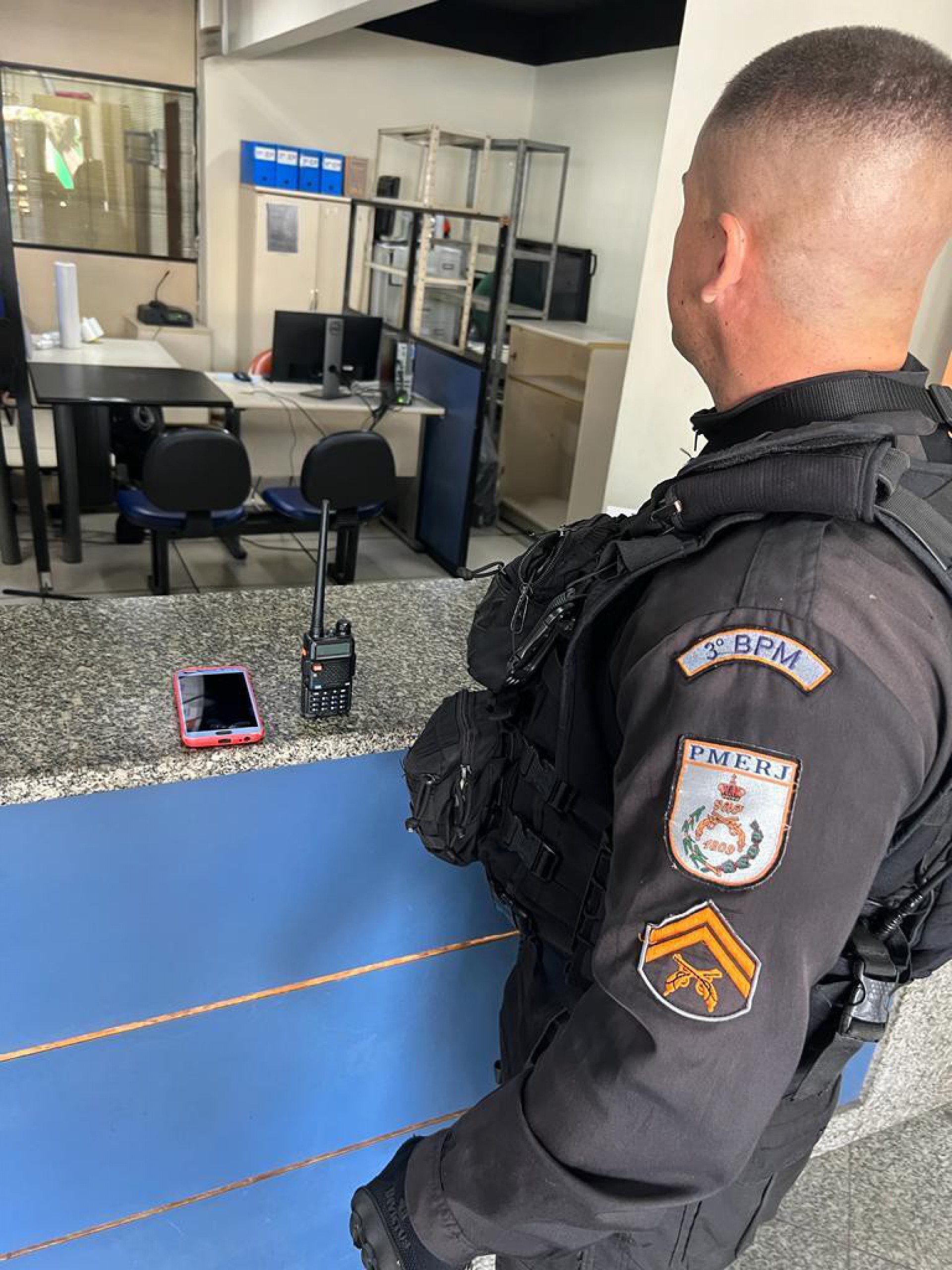 Um rádio transmissor e um celular foram apreendidos com um suspeito preso durante a operação no Morro do Urubu