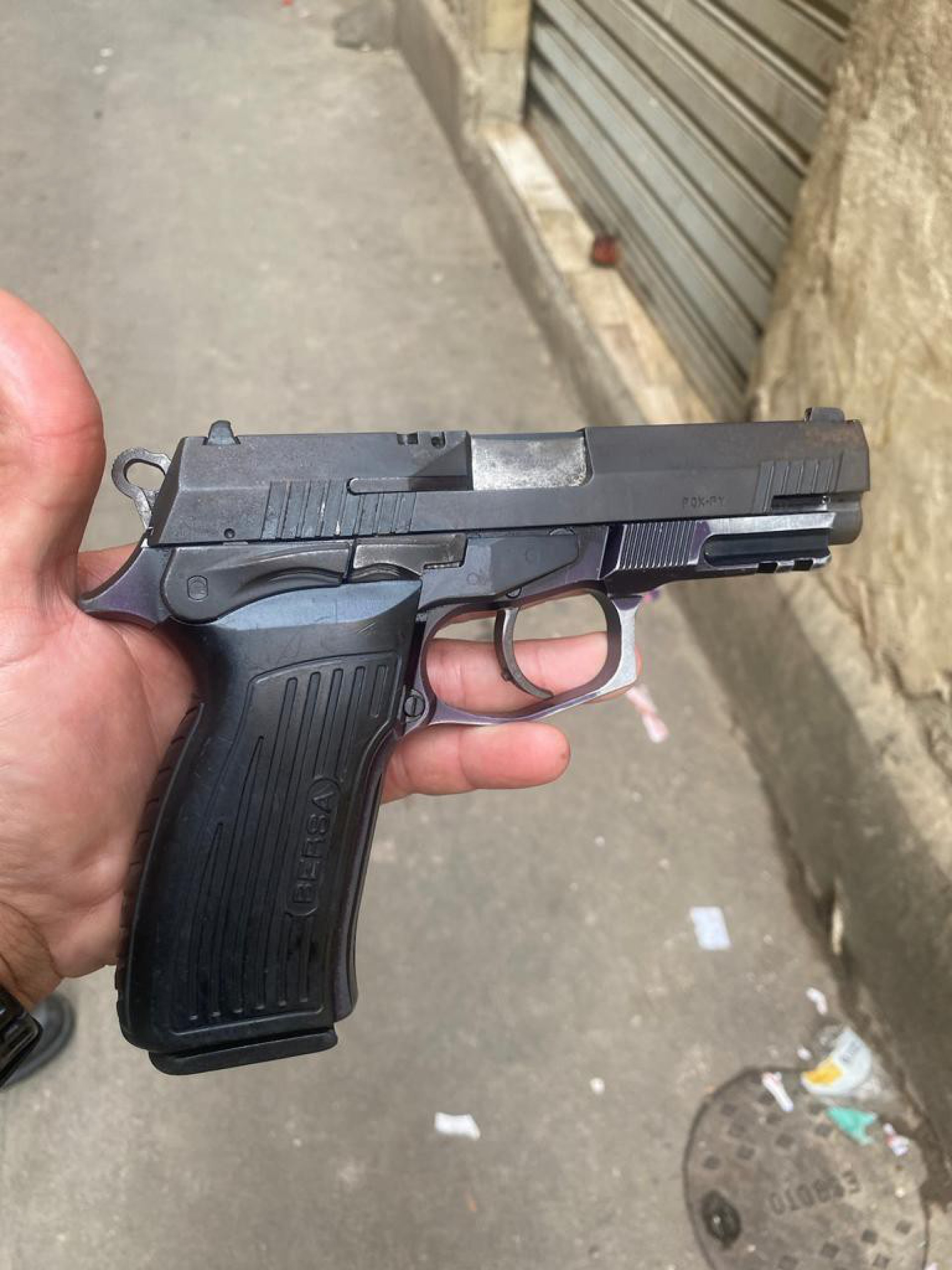 Uma pistola calibre 9 mm foi apreendida por policiais da UPP de Manguinhos, durante a operação nas comunidades Arará e Mandela