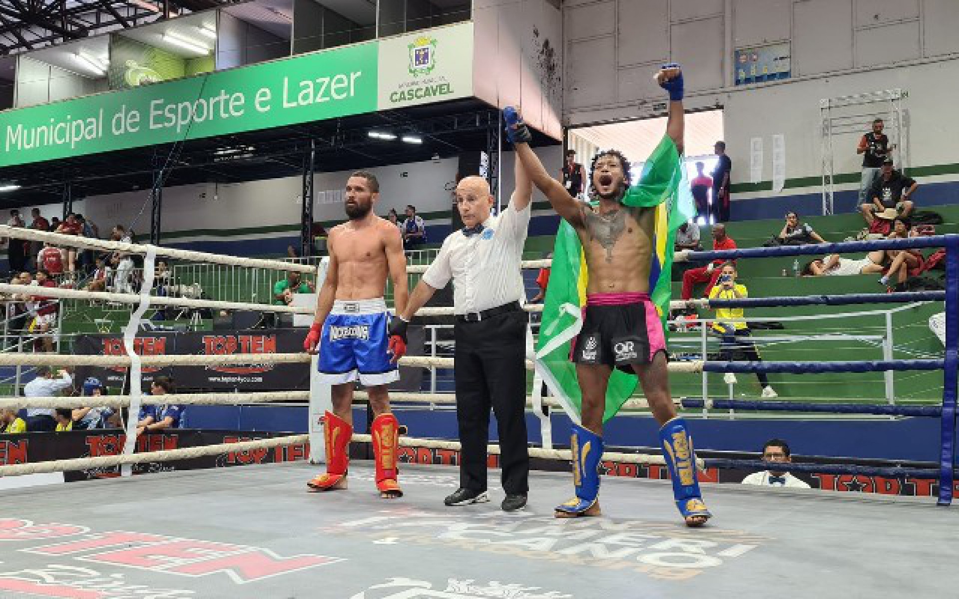 O atleta Mateus Pakito comemora a conquista do Campeonato Panamericano de Kickboxing.