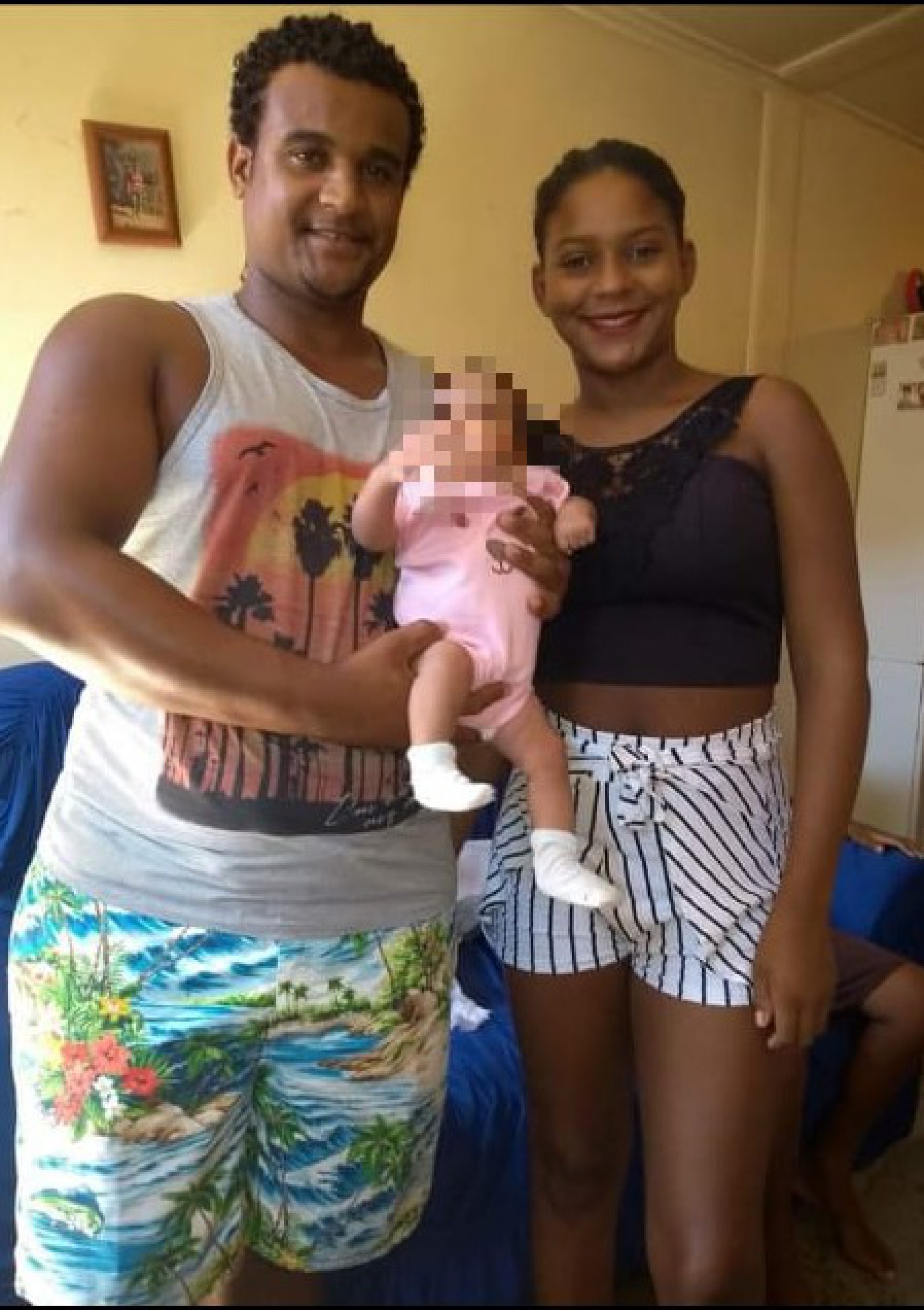 Douglas Teixeira da Silva ao lado de sua esposa e de uma das filhas