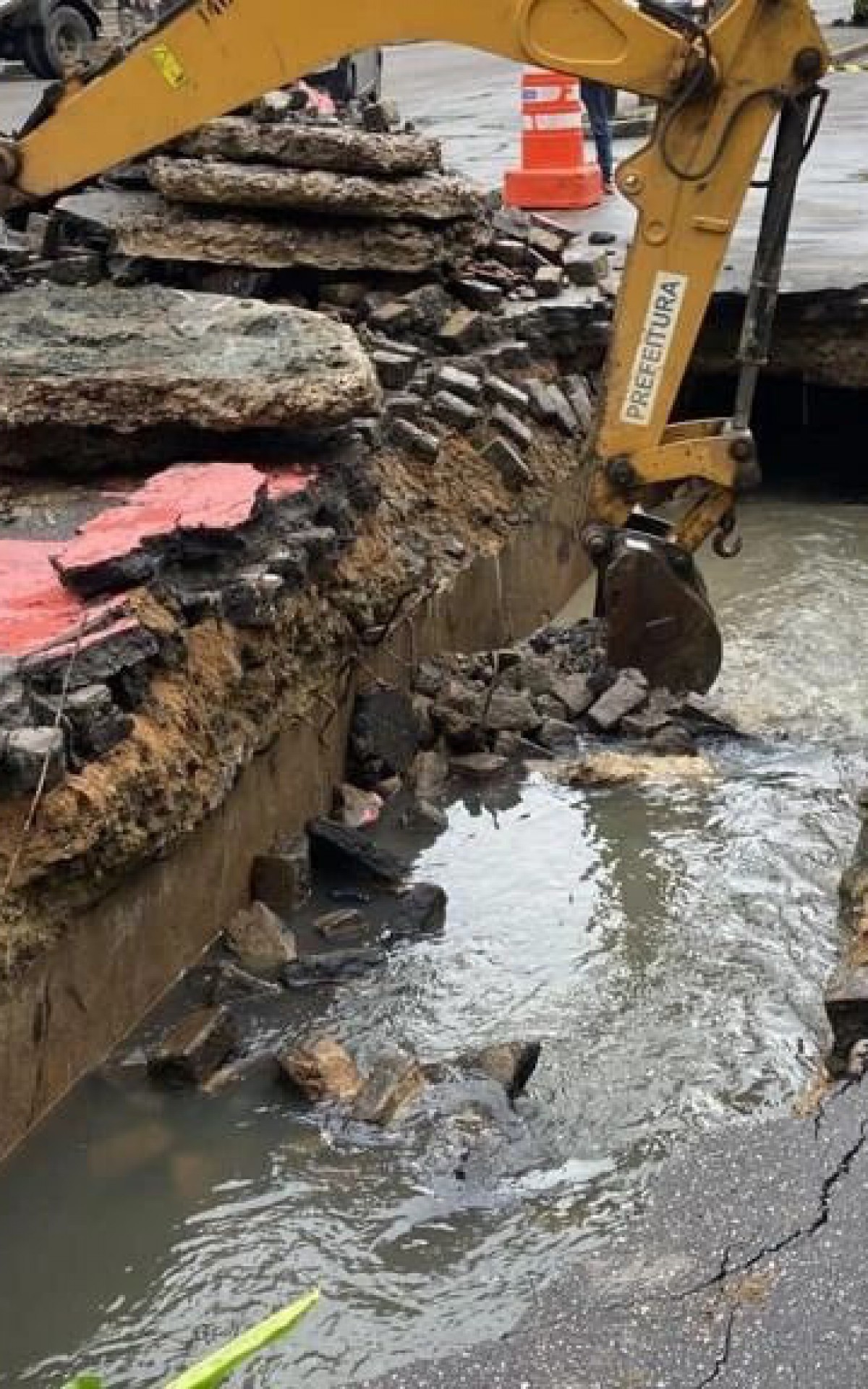 O asfalto cedeu e abriu uma cratera na via durante as chuvas desta quinta - Divulgação/Prefeitura do Rio