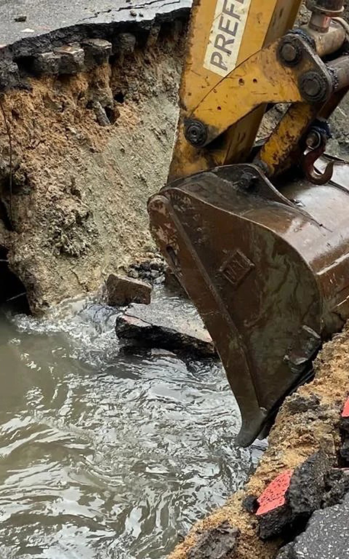 O asfalto cedeu e abriu uma cratera na via durante as chuvas desta quinta - Divulgação/Prefeitura do Rio