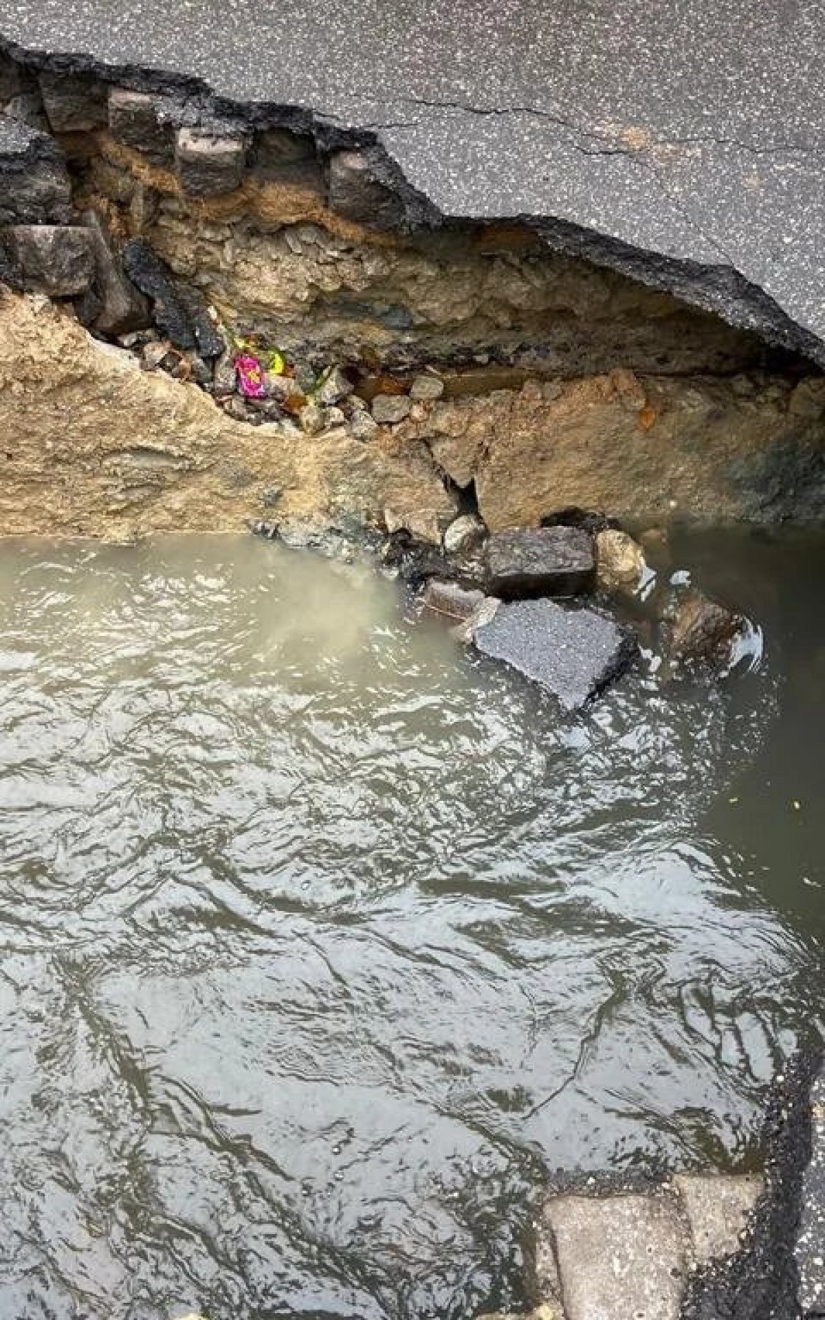 O asfalto cedeu e abriu uma cratera na via durante as chuvas desta quinta - Divulgação/Prefeitura do Rio
