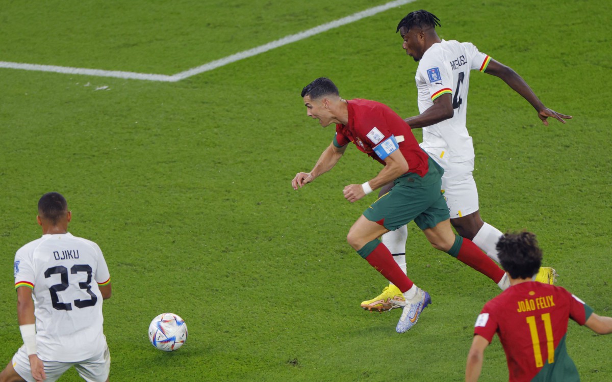 Cristiano Ronaldo sofreu p&ecirc;nalti ap&oacute;s ser derrubado na &aacute;rea por Salisu 