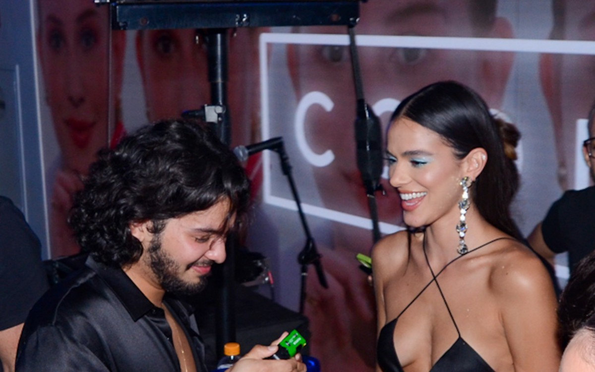  Bruna Marquezine e Xolo Maridueña se divertem durante evento em São Paulo