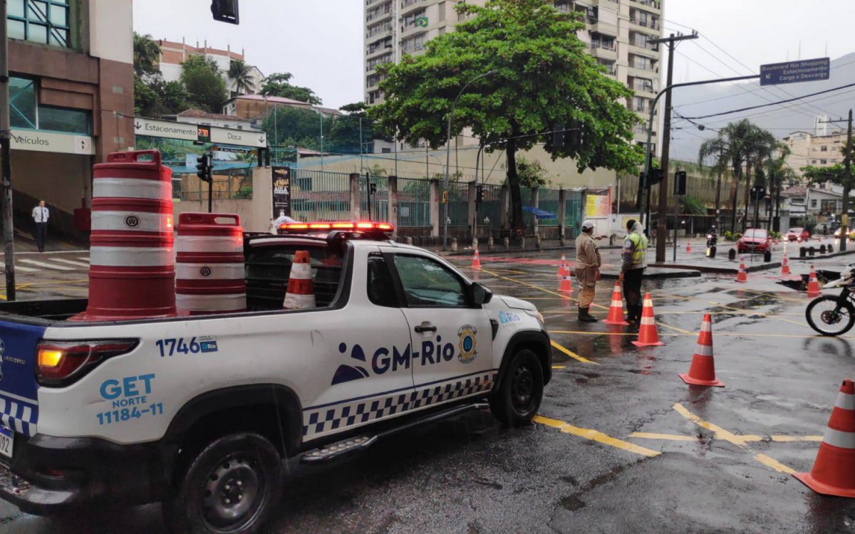 Equipes da Seconserva e Guarda Municpal atuam no local - Divulgação/CET-RIO