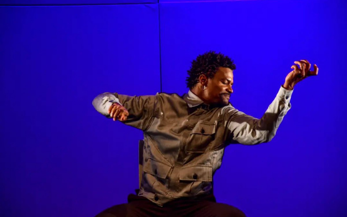 David Júnior protagoniza o espetáculo '12 Anos ou A Memória da Queda', em cartaz no CCBB - Reprodução/Instagram/Ale Catan