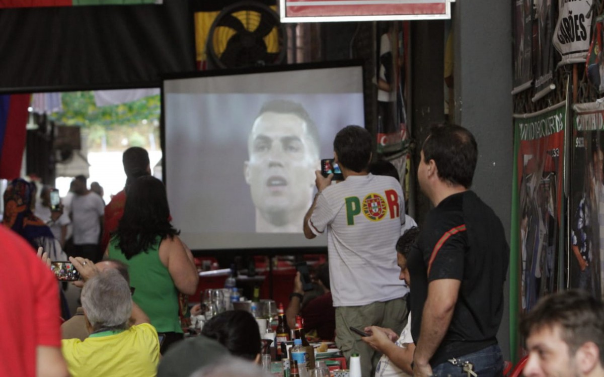 Torcedores portugueses em festa na CADEG, Mercado Municipal na Zona Norte do Rio de Janeiro, para estreia da sele&ccedil;&atilde;o na Copa do Mundo do Catar