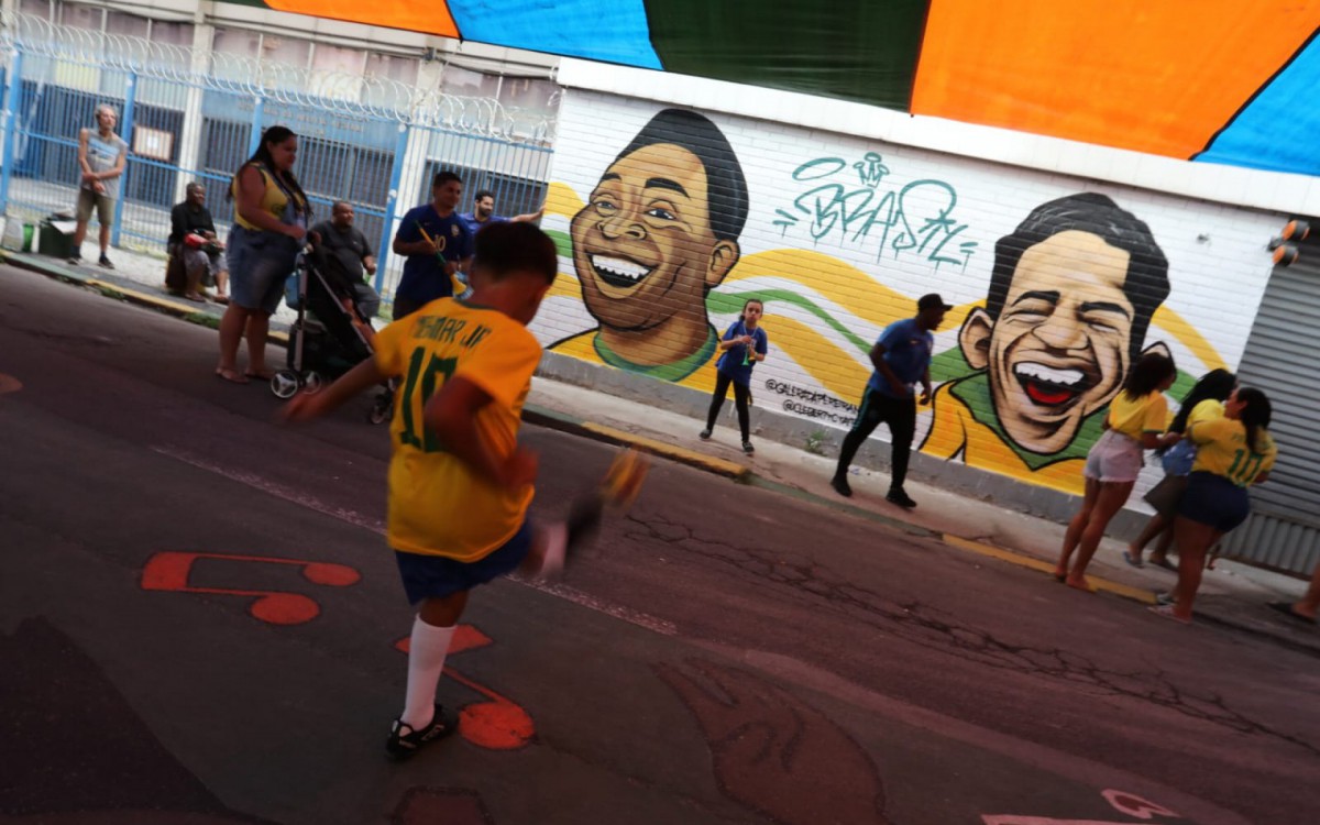 Torcedores assistem ao jogo entre Brasil e S&eacute;rvia na Rua Pereira Nunes, em Vila Isabel, no Rio de Janeiro