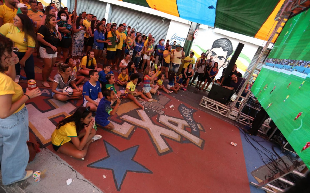 Torcedores assistem ao jogo entre Brasil e S&eacute;rvia na Rua Pereira Nunes, em Vila Isabel, no Rio de Janeiro