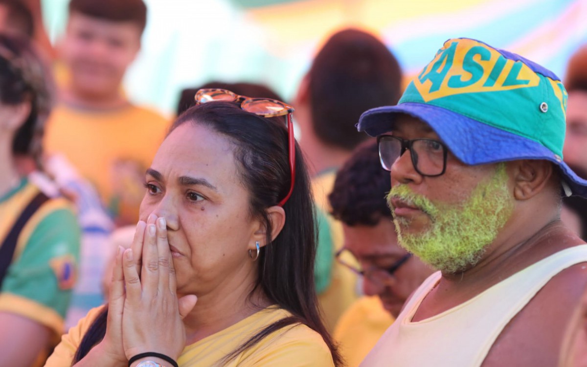 Torcedores assistem ao jogo entre Brasil e S&eacute;rvia na Rua Pereira Nunes, em Vila Isabel, no Rio de Janeiro