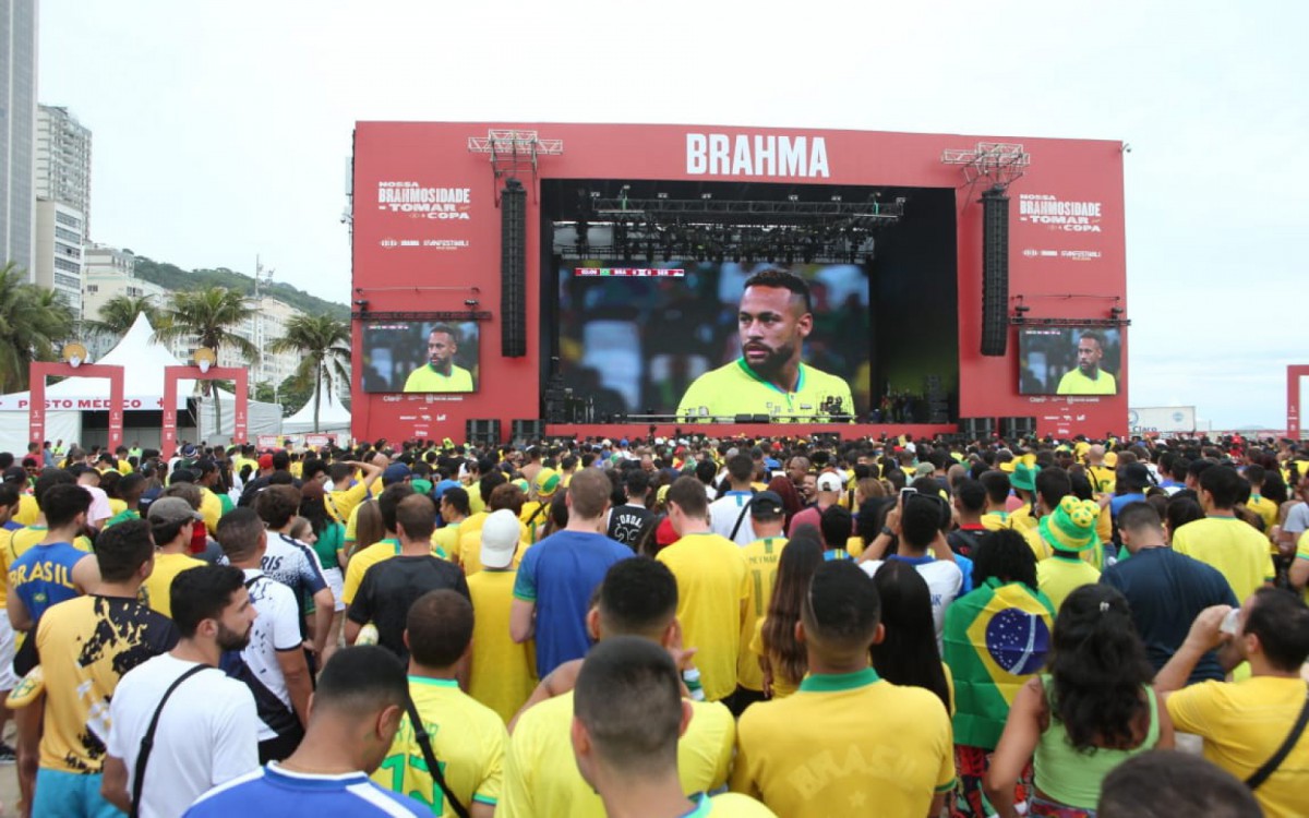 Torcedores acompanham a estreia do Brasil no Fan Fest, em Copacabana, no Rio de Janeiro