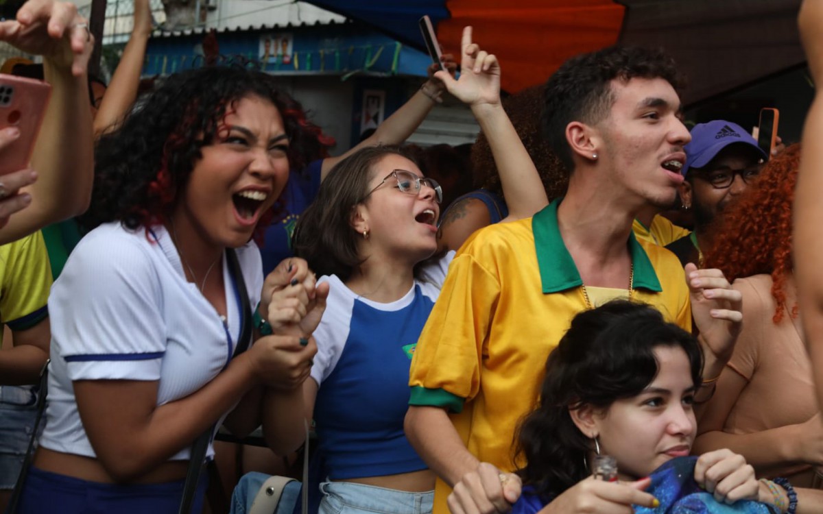 Torcedores assistem ao jogo entre Brasil e S&eacute;rvia na Rua Pereira Nunes, em Vila Isabel, no Rio de Janeiro
