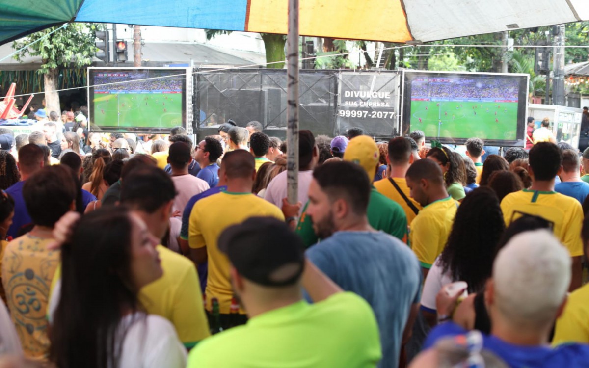 Torcedores assistem ao jogo entre Brasil e S&eacute;rvia na Rua Pereira Nunes, em Vila Isabel, no Rio de Janeiro
