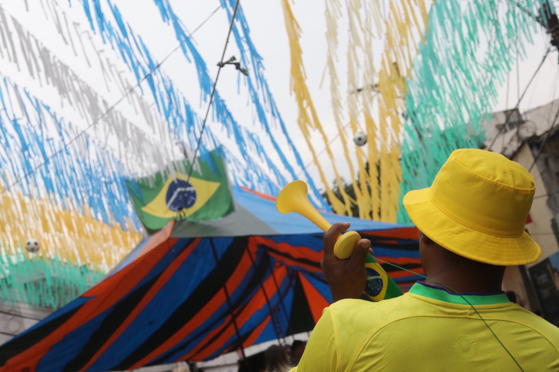Copa do Mundo- Rua Pereira Nunes  em Vila Isabel, torcedores assistem ao jogo entre Brasil e Sérvia. Fotos: Pedro Ivo/ Agência O Dia - Pedro Ivo/Agencia O Dia