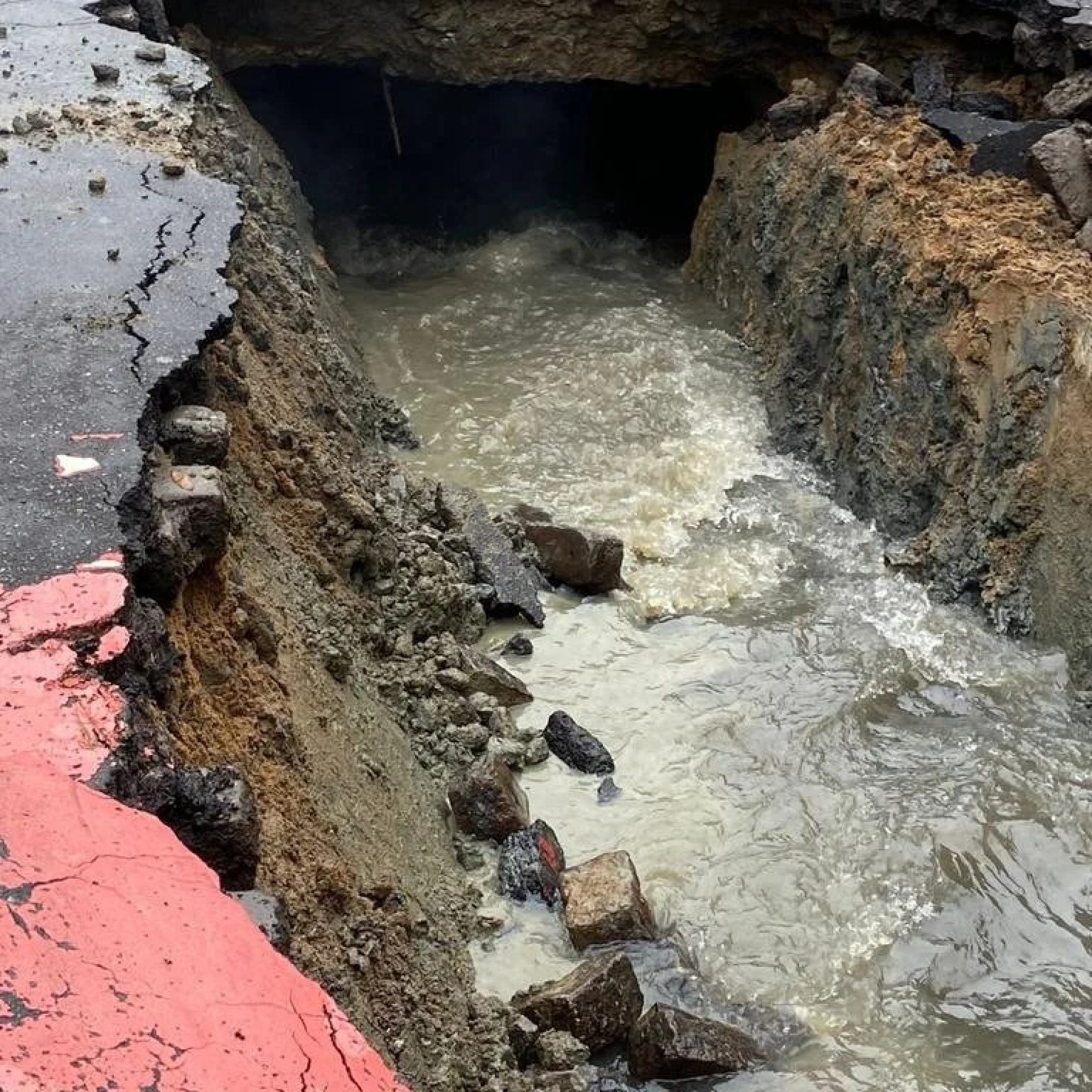 O asfalto cedeu e abriu uma cratera na via durante as chuvas desta quinta - Divulgação/Prefeitura do Rio