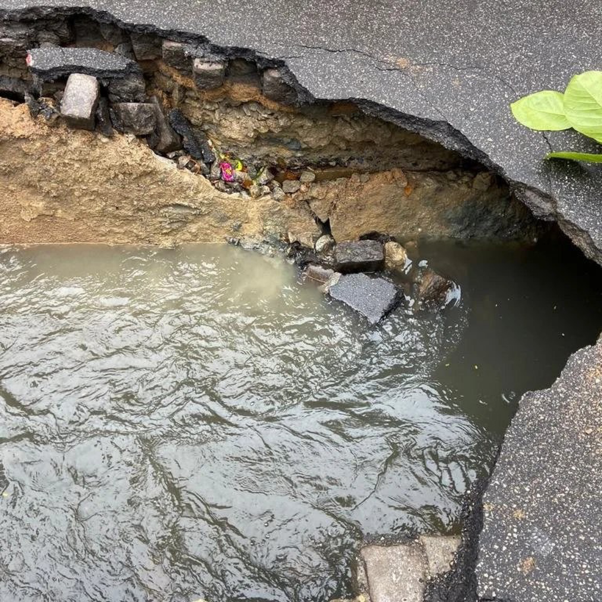 O asfalto cedeu e abriu uma cratera na via durante as chuvas desta quinta - Divulgação/Prefeitura do Rio