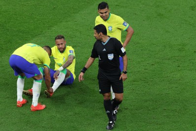 Neymar sente problema no tornozelo e precisa ser substituído na estreia do Brasil na Copa 