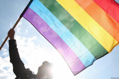 Rússia aprova lei que proíbe 'propaganda' LGBTQIA+