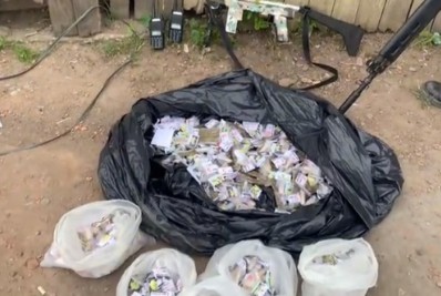 PM apreende submetralhadora, drogas e uma motocicleta em São João de Meriti