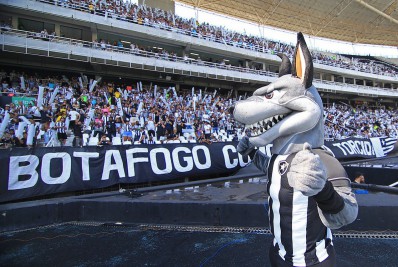 Bira na Copa: mascote do Botafogo aparece em entrada ao vivo de jornal português no Catar