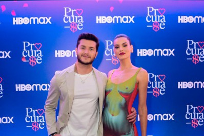 Camila Queiroz, Klebber Toledo e mais famosos conferem pré-estreia de filme no Rio