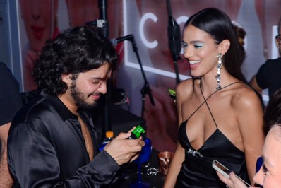 Bruna Marquezine e Xolo Maridueña prestigiam evento em São Paulo