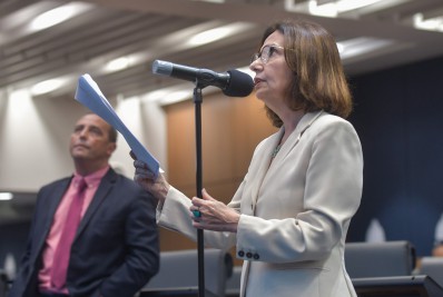 Deputada prepara projeto para restringir número de homenagens