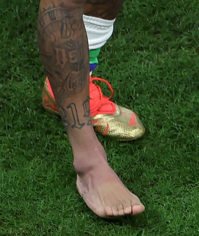 Neymar sofreu entorse no tornozelo direito na estreia do Brasil na Copa