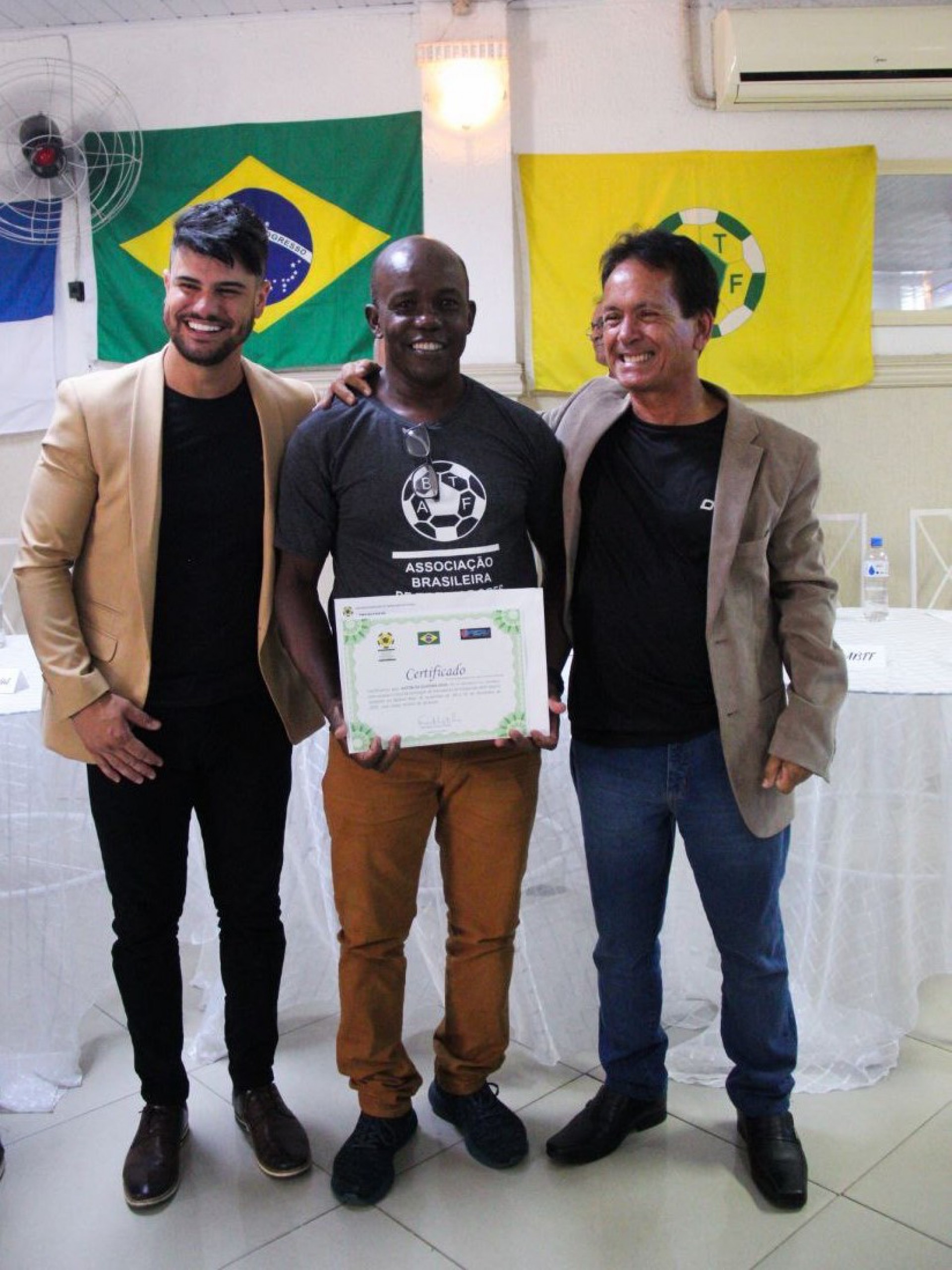 Ailton Tosa, que tem um projeto social no Bom Pastor, recebeu o seu certificado - Divulgação