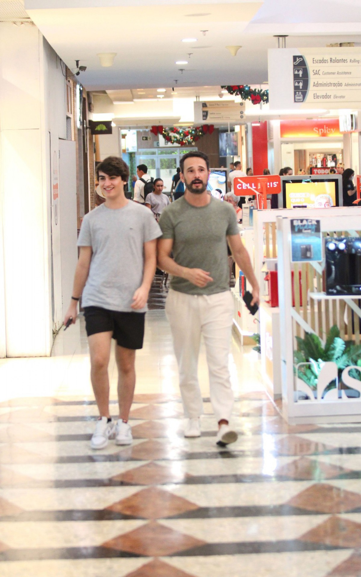 Rodrigo Santoro com o sobrinho Frederico Ant&ocirc;nio