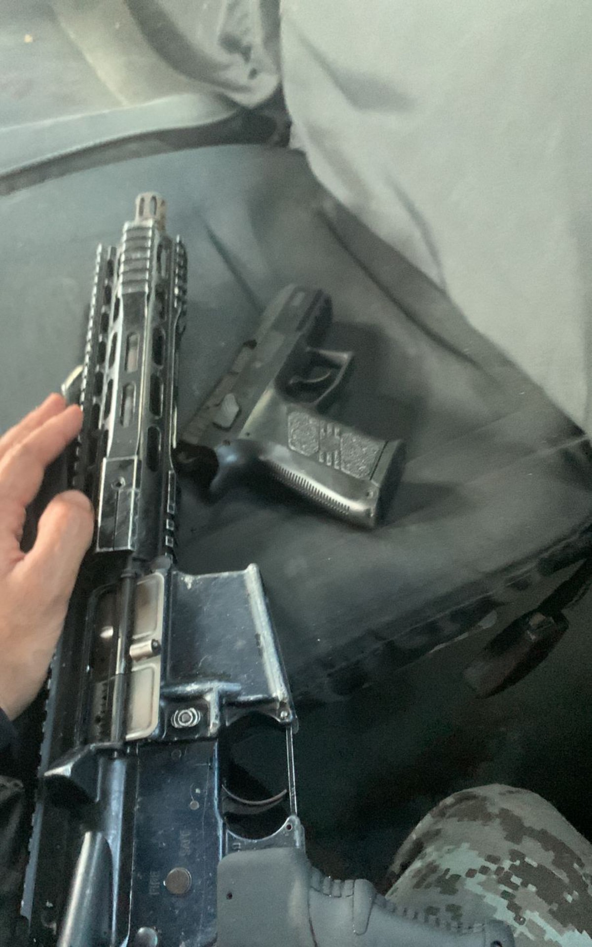  Houve apreensão de um fuzil, uma pistola, um revólver e duas granadas - Divulgação/PMERJ