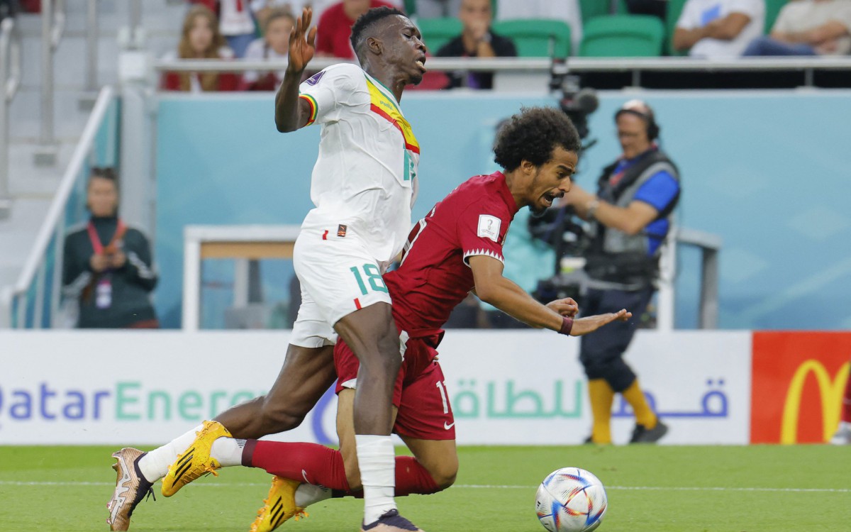 Akram Afif foi derrubado por Ismaila Sarr na &aacute;rea e reclamou de p&ecirc;nalti
