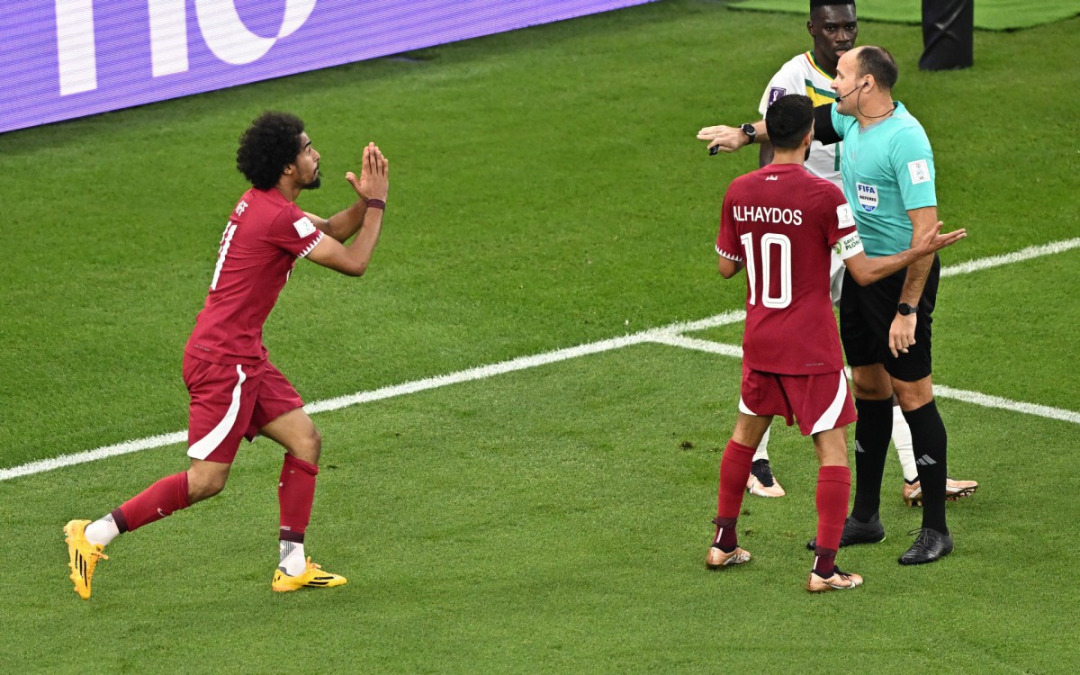 Catar pediu p&ecirc;nalti de Ismaila Sarr em Akram Afif