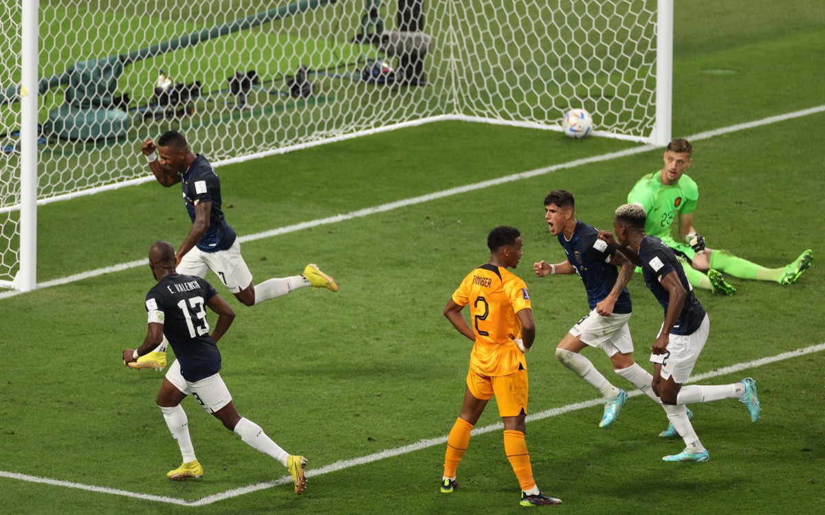 Holanda e Equador se enfrentaram nesta sexta-feira