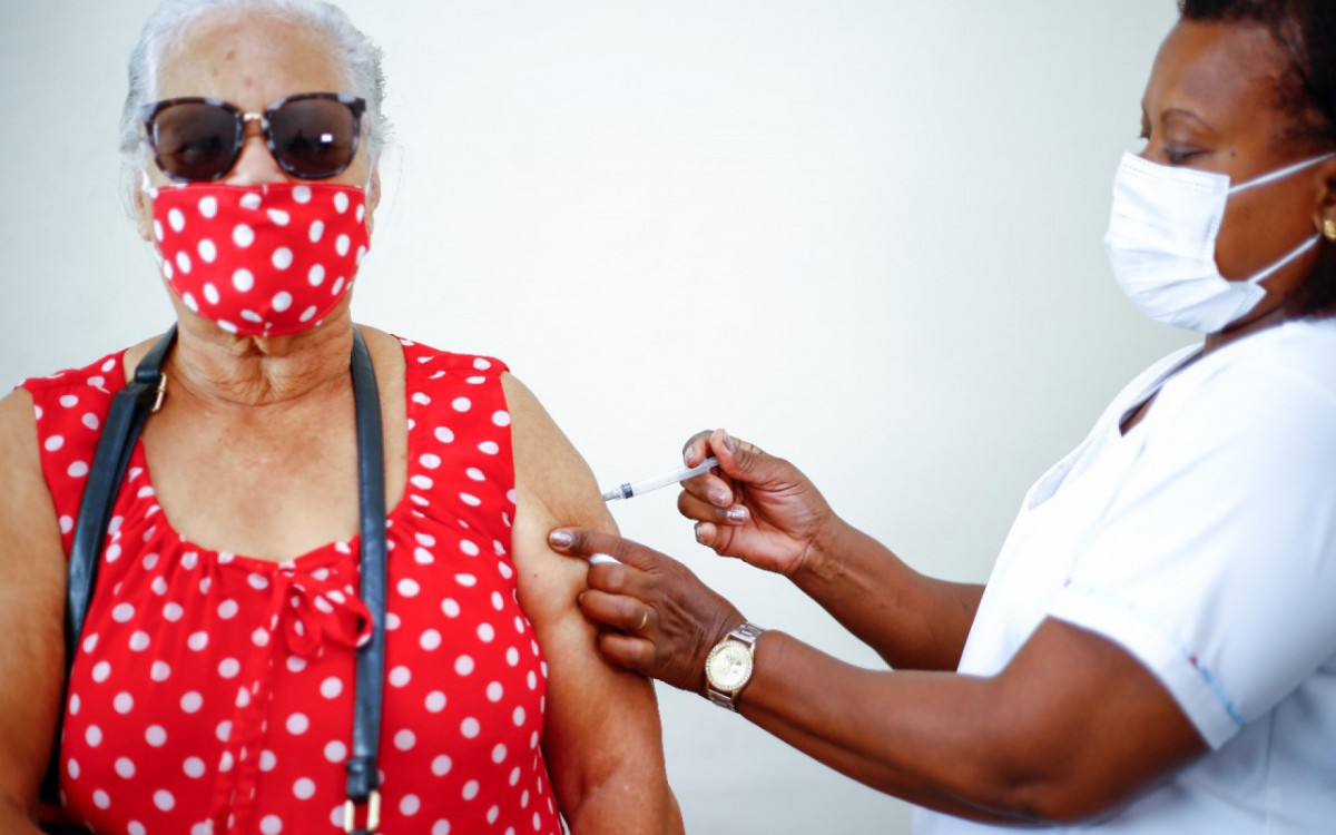 O p&uacute;blico-alvo s&atilde;o os idosos acima de 80 anos e as pessoas imunossuprimidas que j&aacute; tenham tomado a quarta dose h&aacute; dez meses