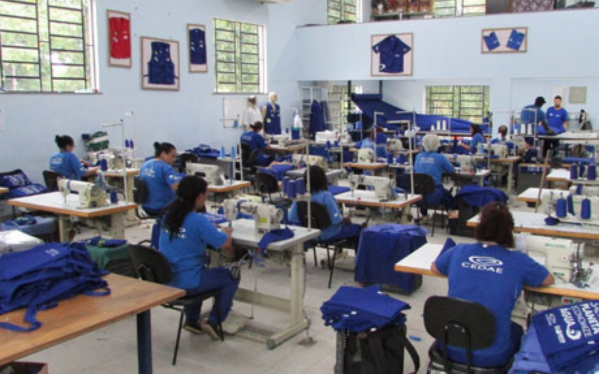 Apenados participantes do Replantando Vidas trabalham na confec&ccedil;&atilde;o de uniformes e m&aacute;scaras, na &aacute;rea de jardinagem, obras e reparos